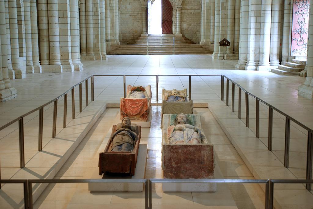 Logis Hotel La Croix Blanche Fontevraud Экстерьер фото
